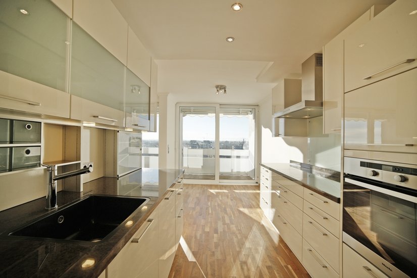 Moderne Wohnküche mit Arbeitsplatte aus Granit