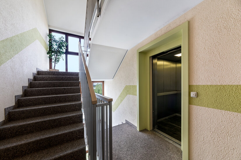 Treppenhaus mit Aufzug