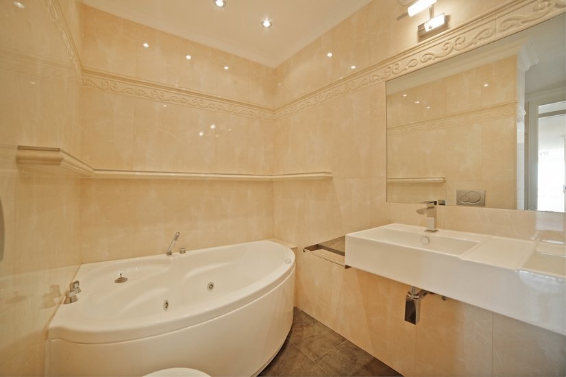 Luxuriöses Badezimmer mit Whirl-Badewanne